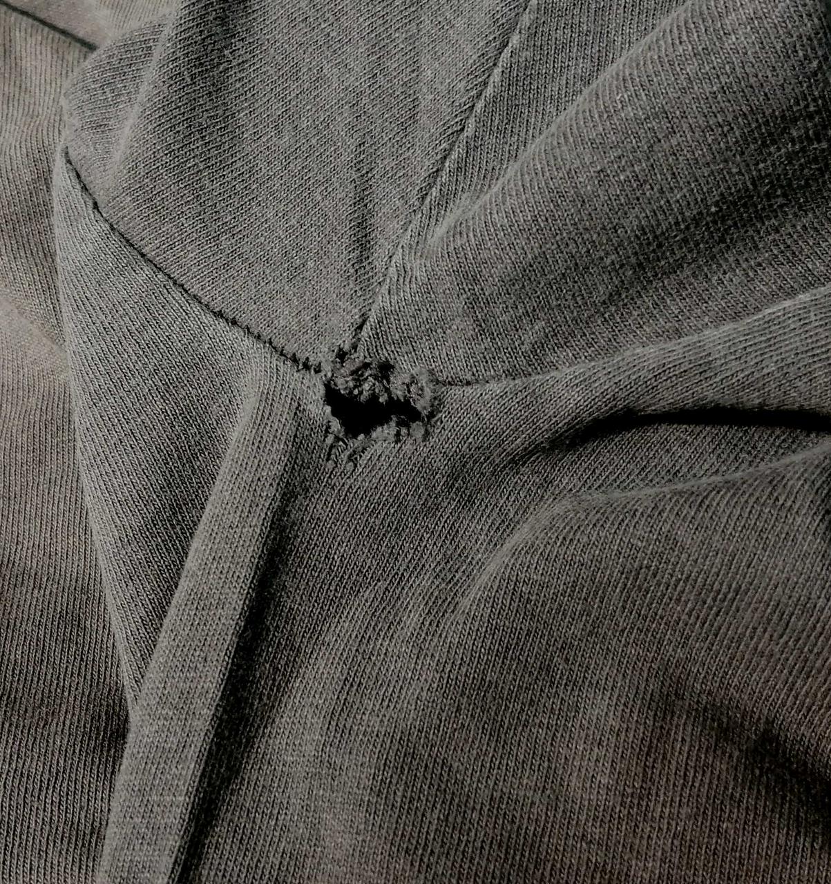 脇下穴あき有り