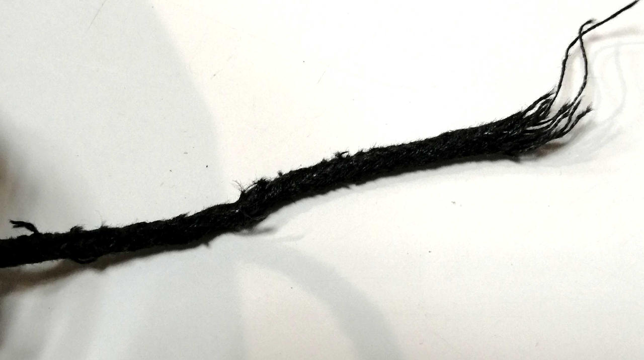 紐ちぎれてる