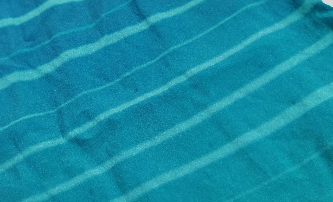 背面裾付近汚れ有り