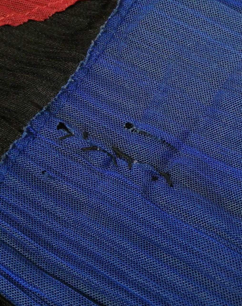 破れ補修跡、穴開き有