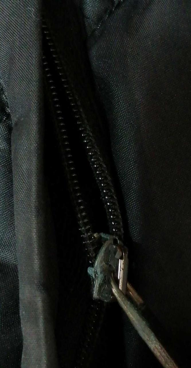 ファスナー錆び有り