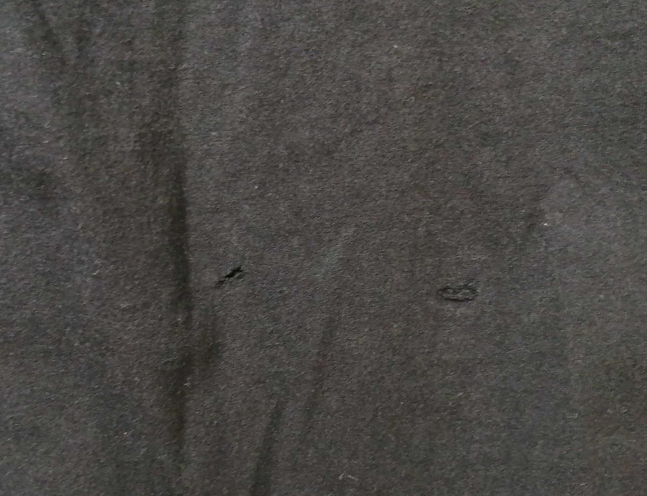 右…裏から補修された穴
左…穴開き