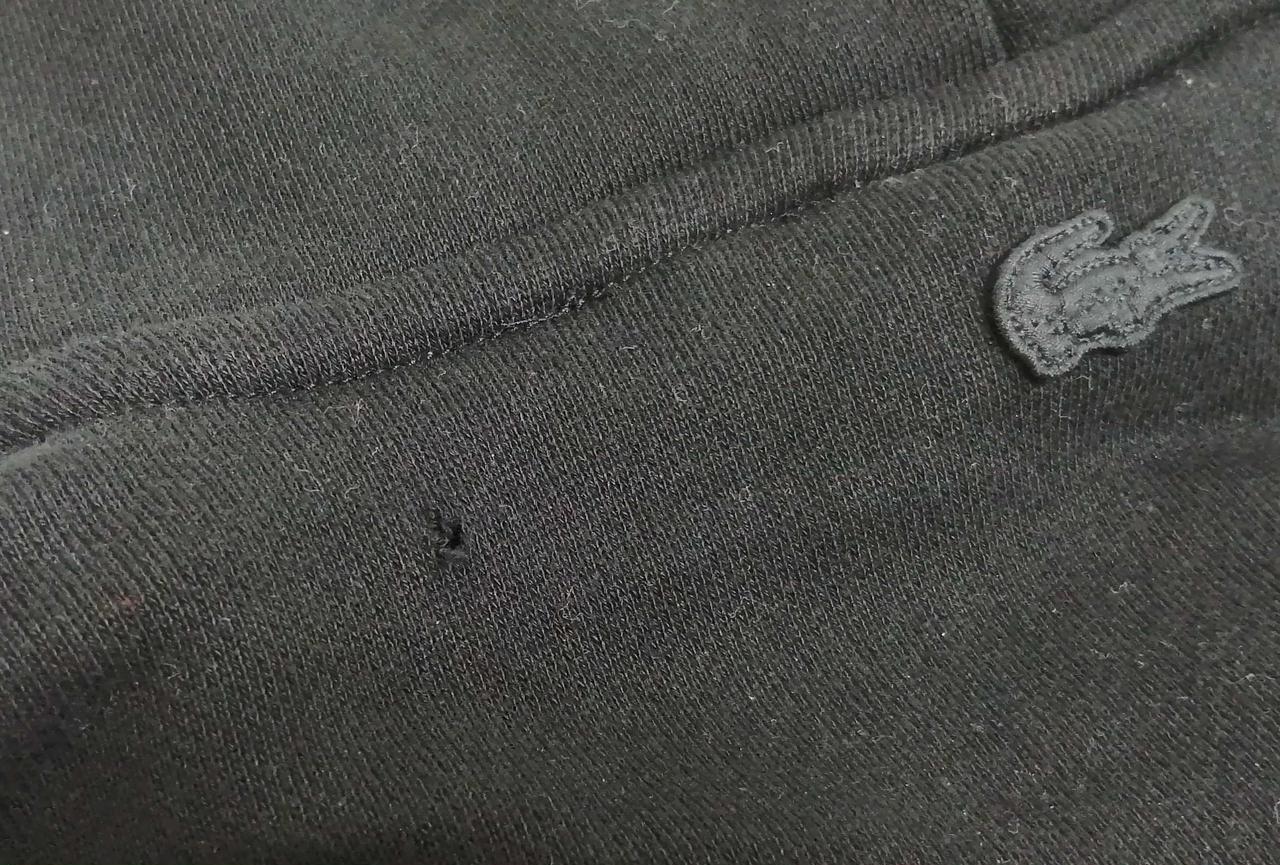 背面フード付近穴開き有