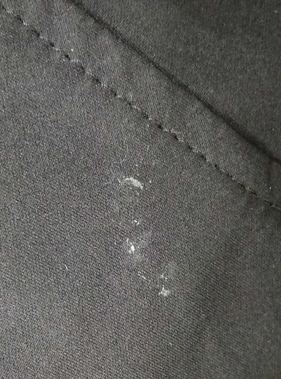 右足スネあたりに汚れ有