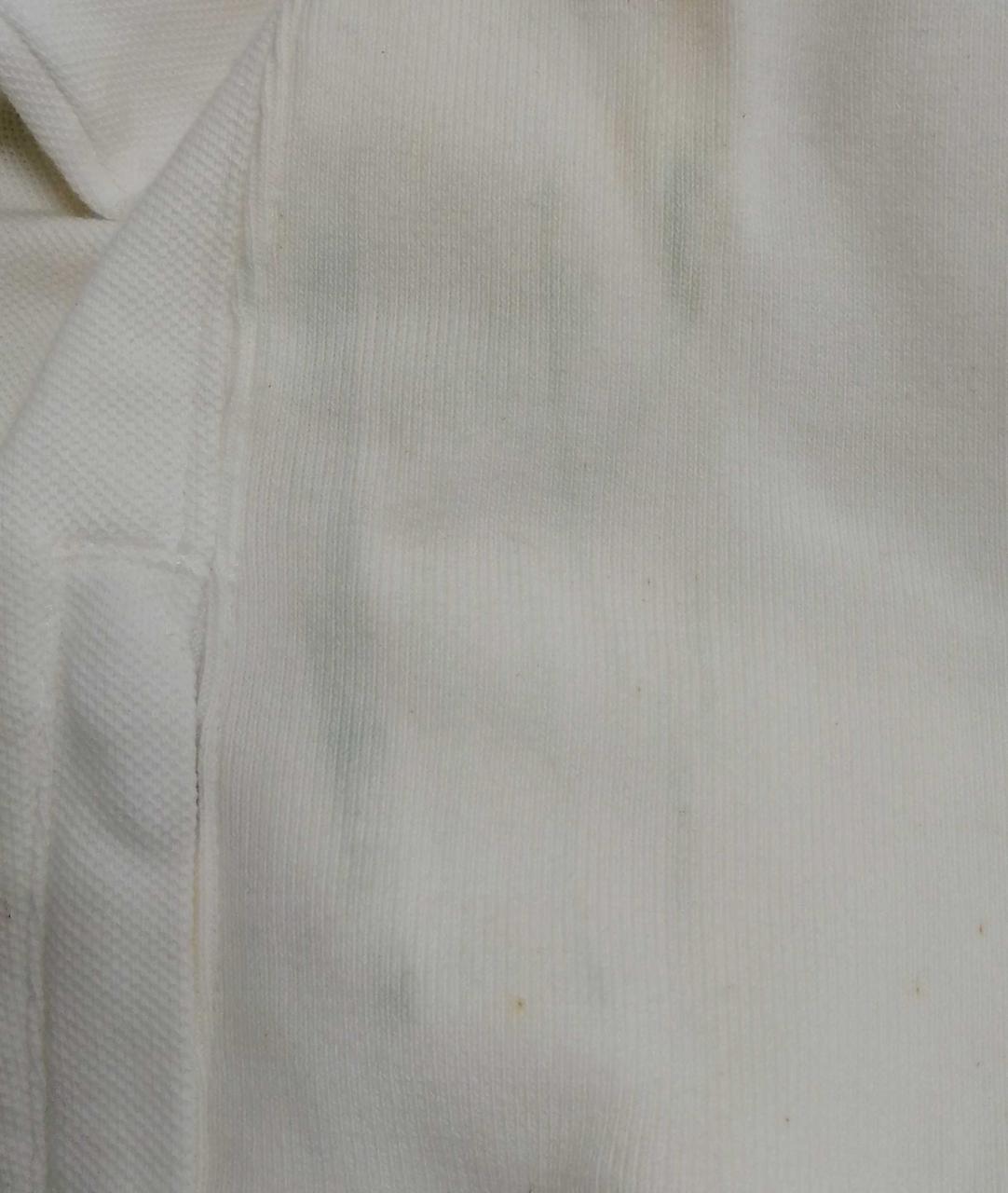 左側の横腹付近に汚れがございます。