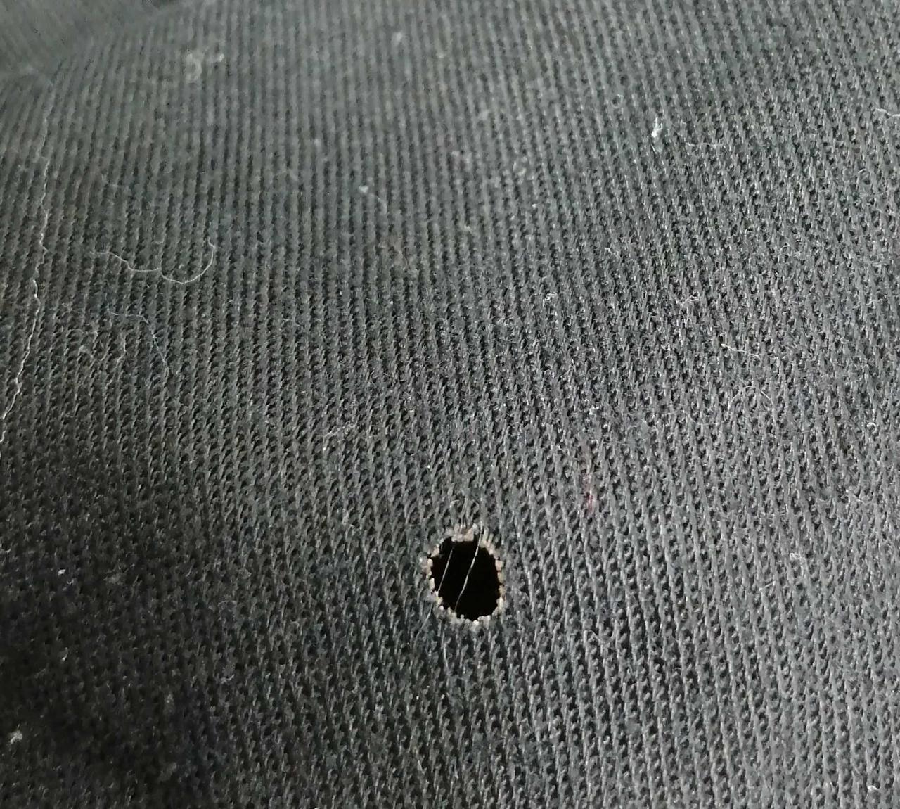 背面下部穴開き