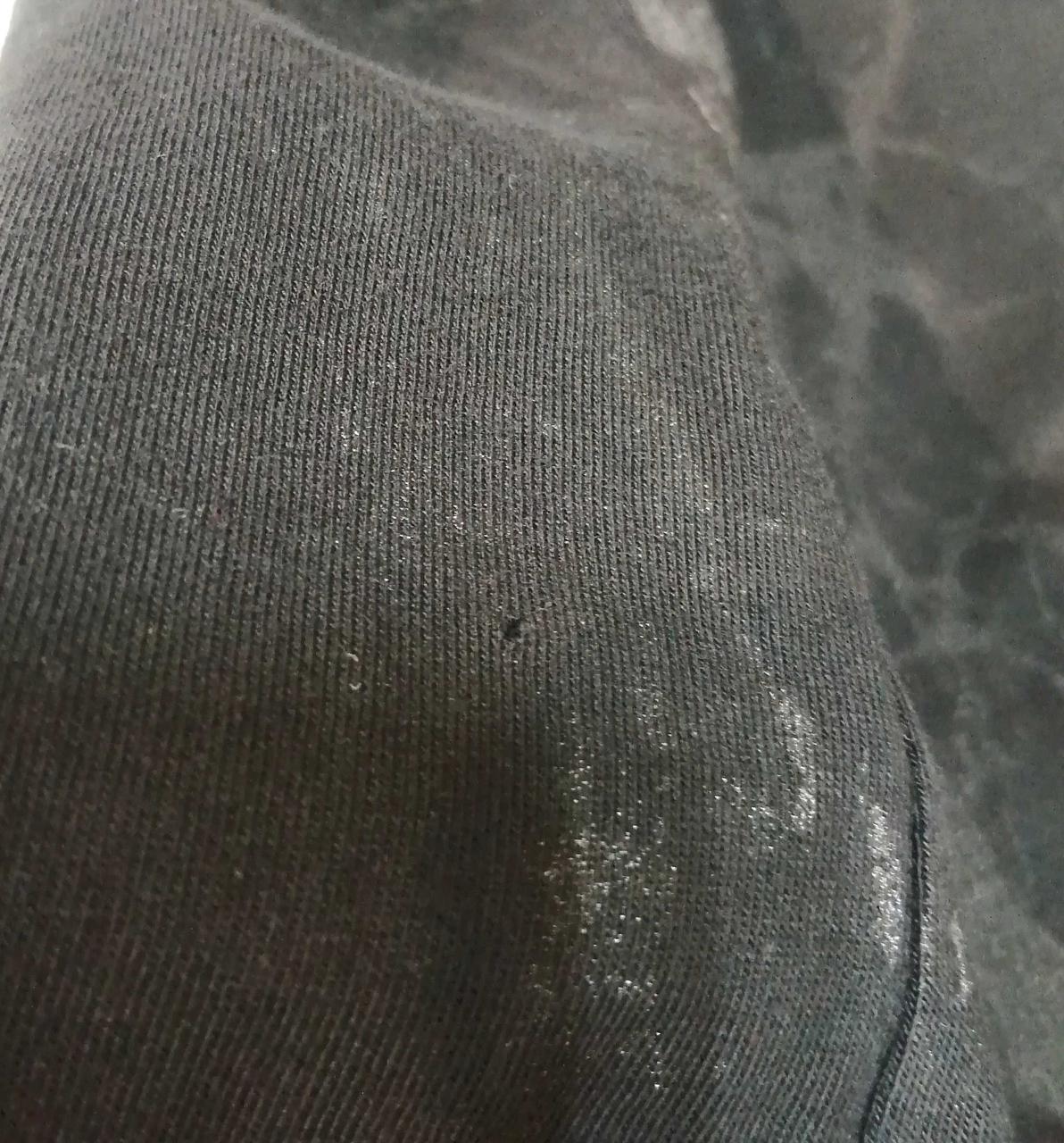 後身頃の右側下に小さな穴開きがございます