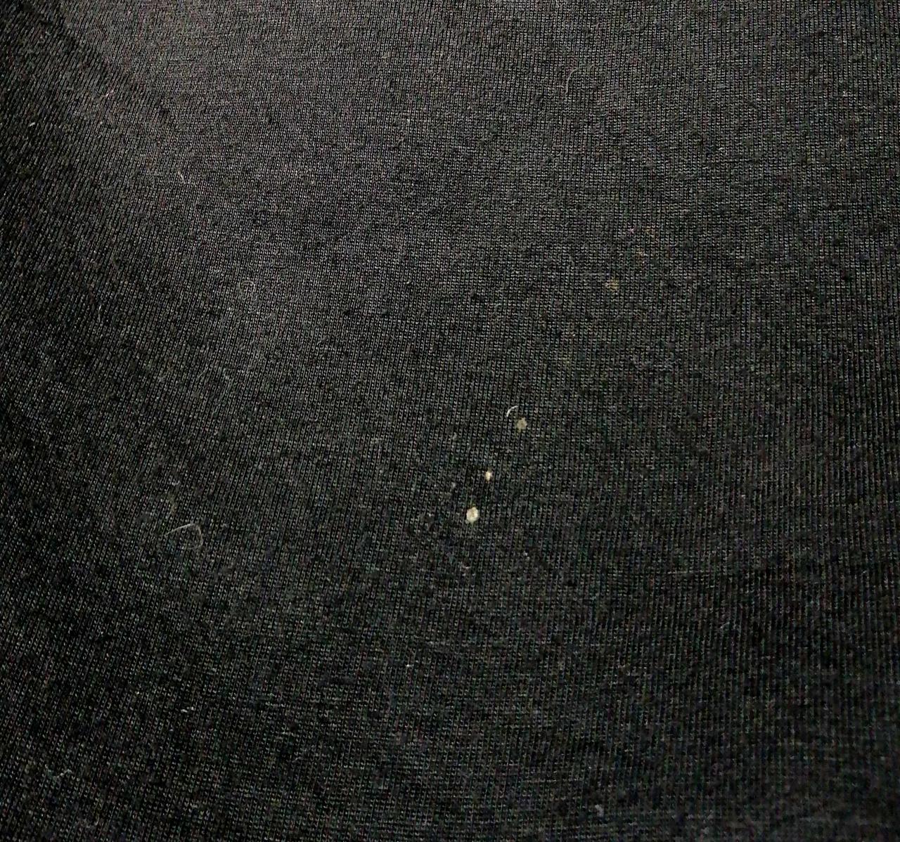 後身頃に小さな汚れがございます。