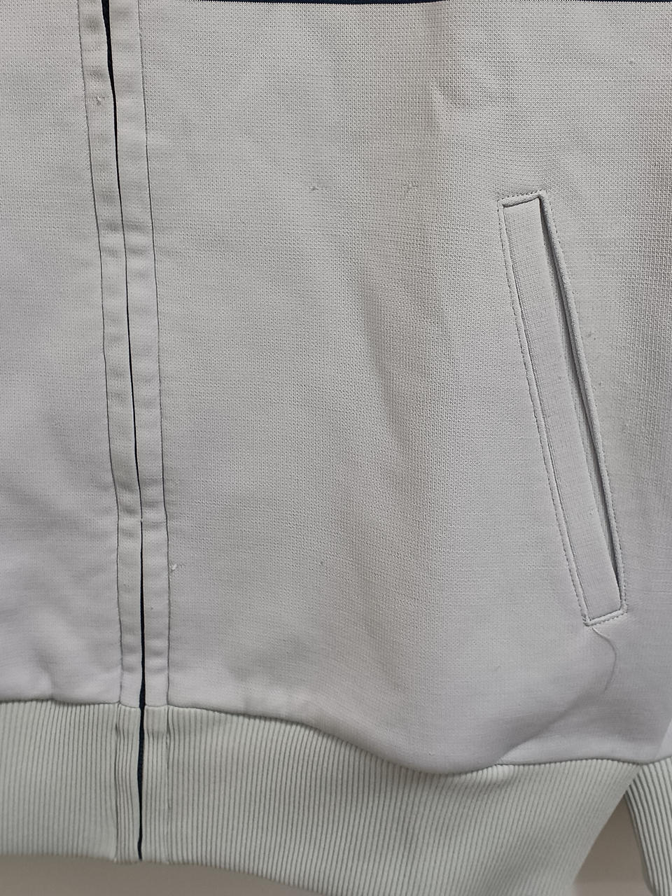 毛玉や糸の吊り