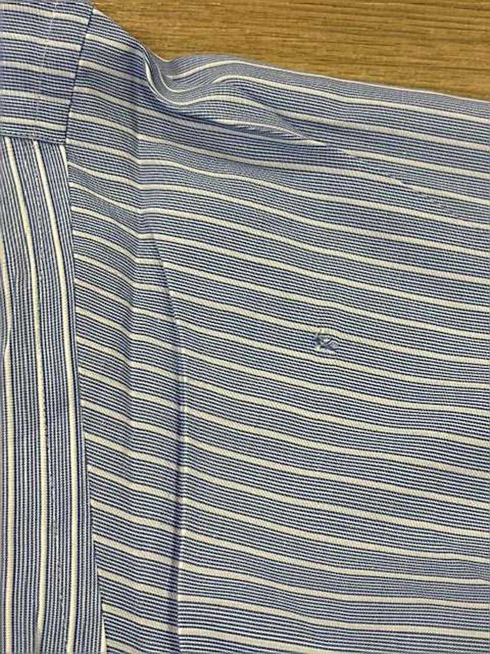 右袖後ろ側　小穴あり