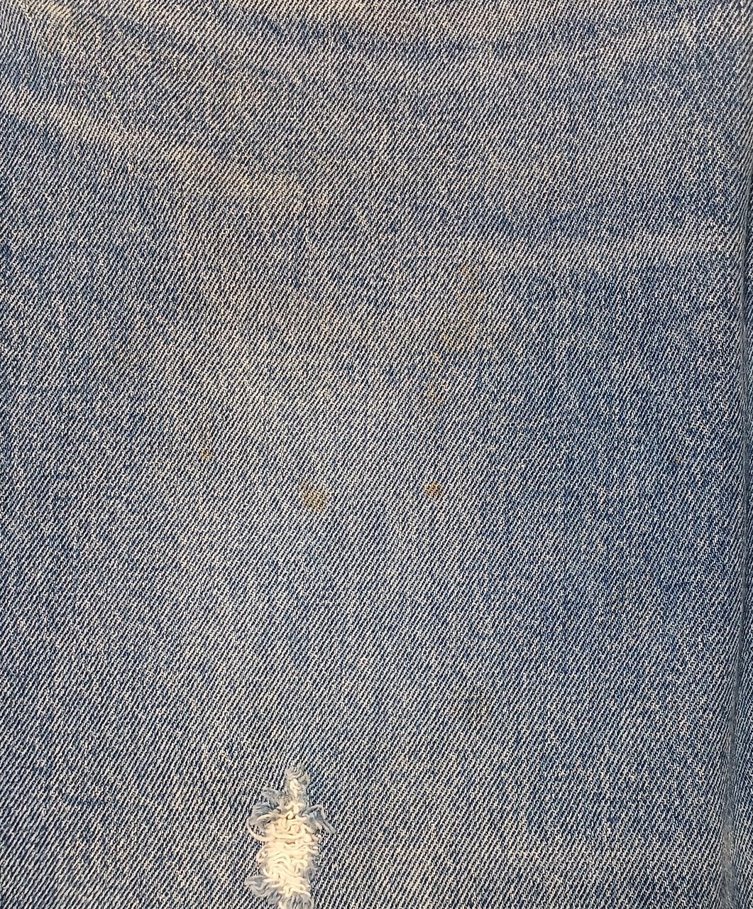 所々にシミ汚れがございます。