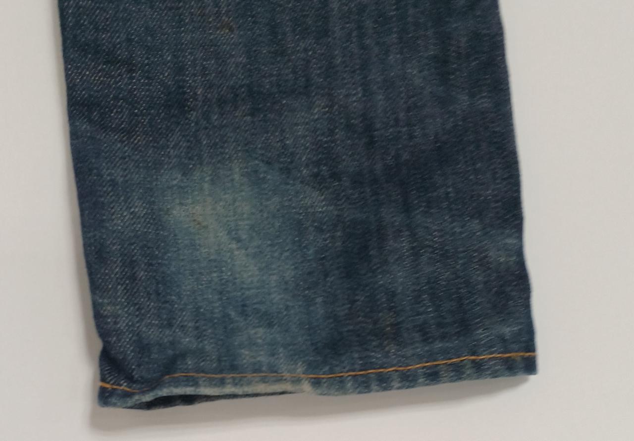 右後ろ足裾に色褪せ有