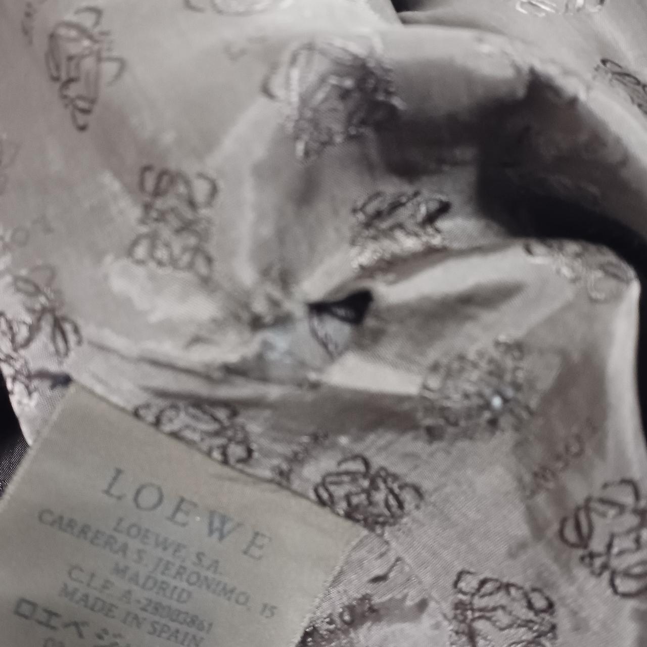 内側のタグ付近に小さな穴がございます