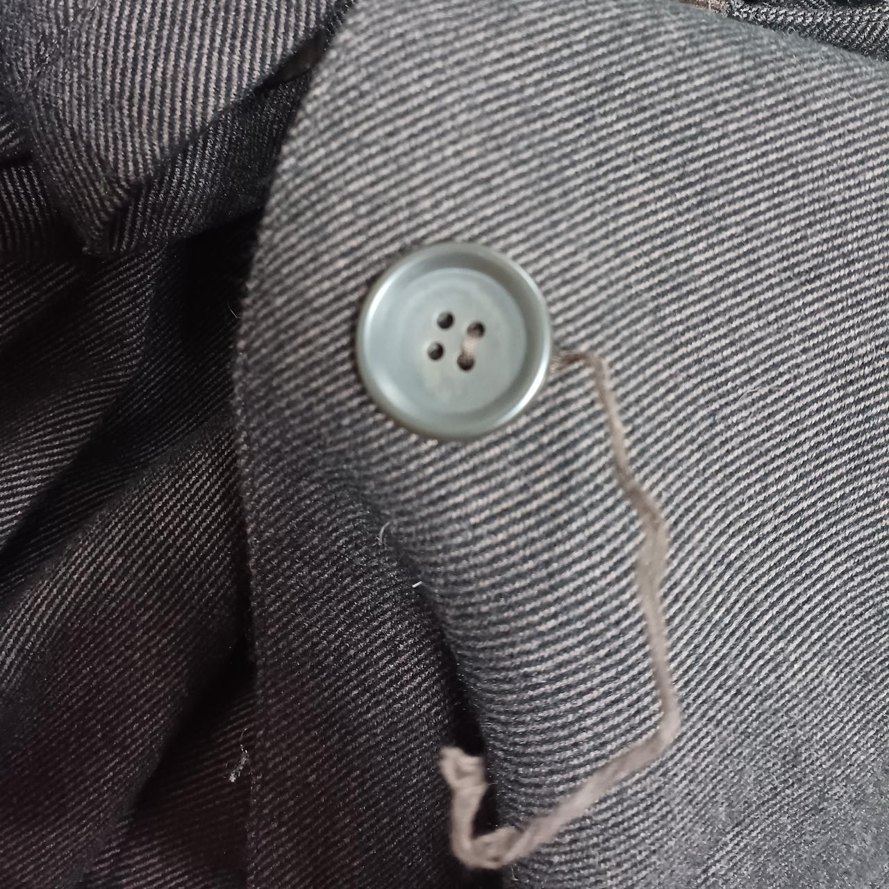 ボタンほつれ有