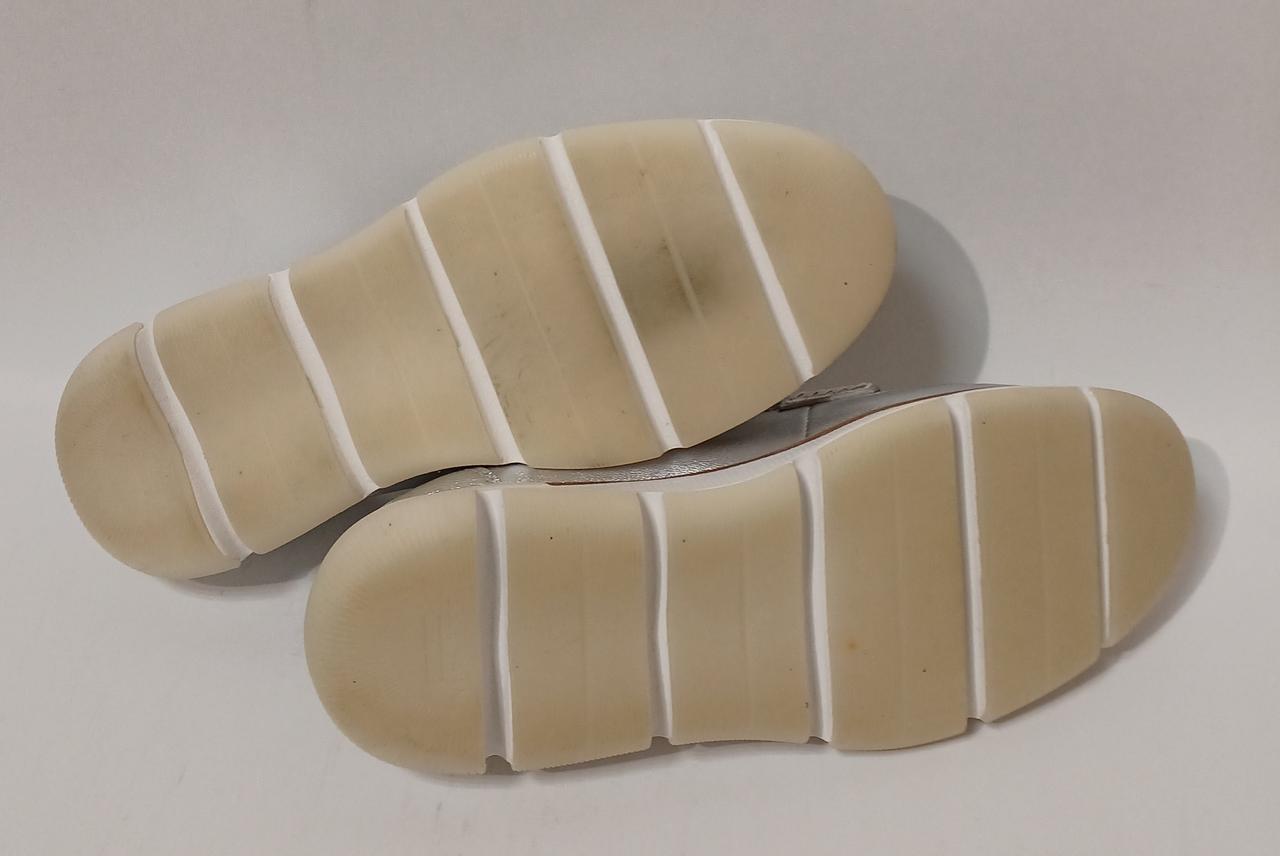 右足の裏に多少汚れがございます