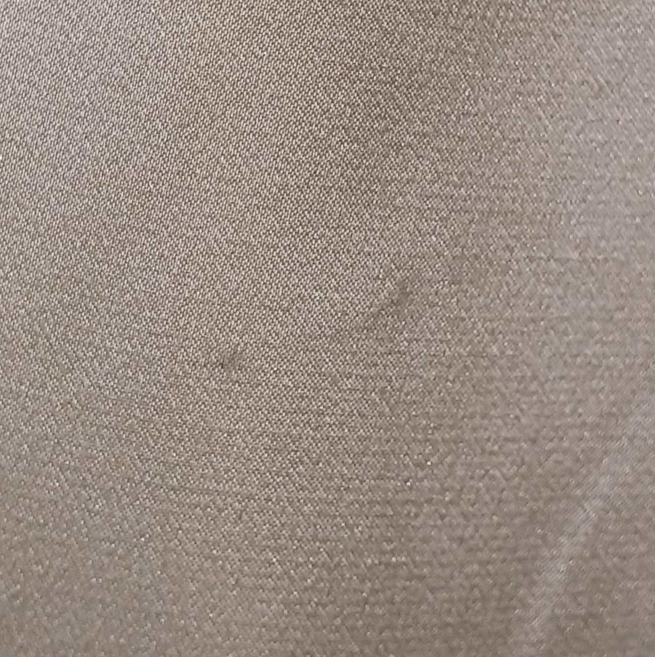 背中に小さな汚れございます。