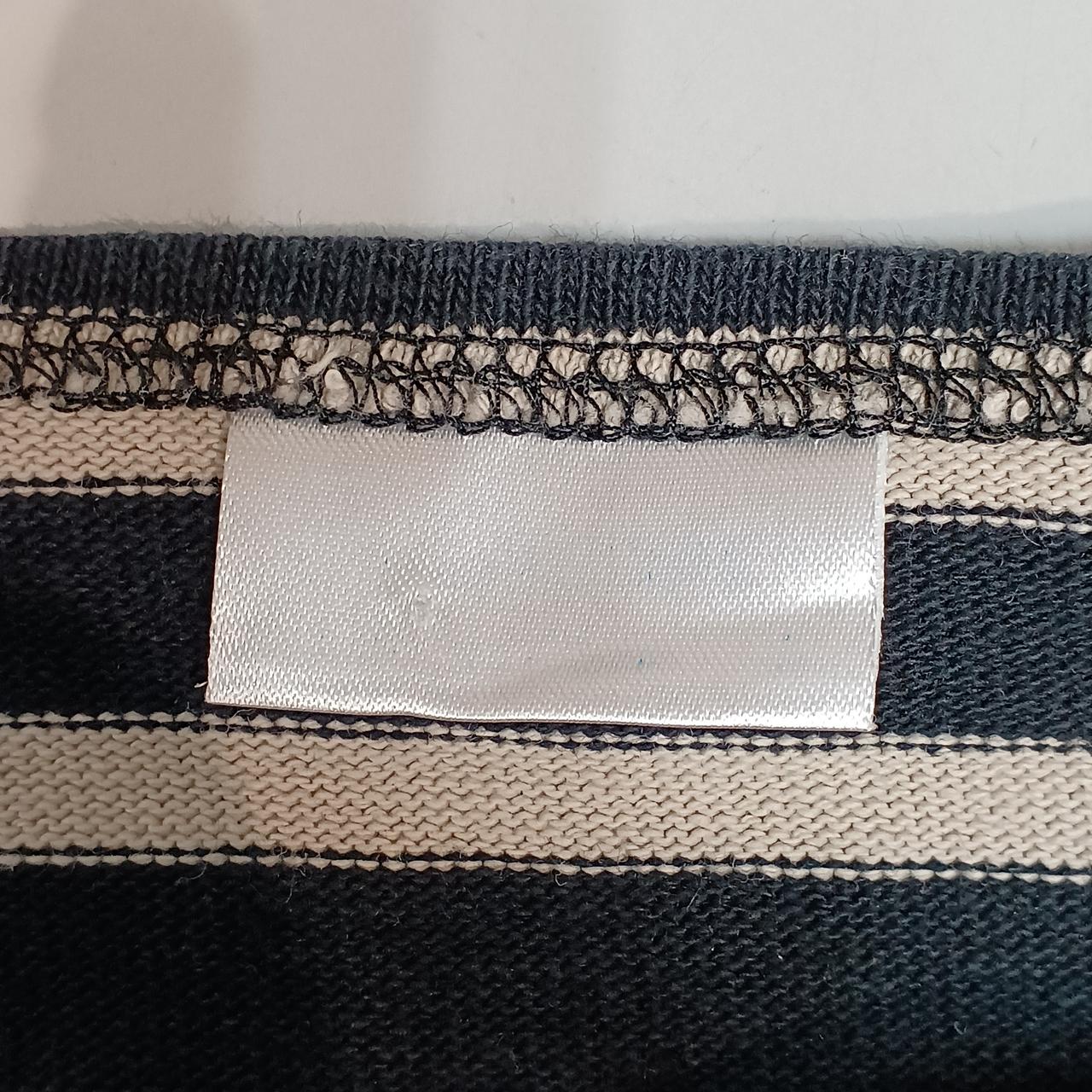 首もとブランドタグ掠れ有