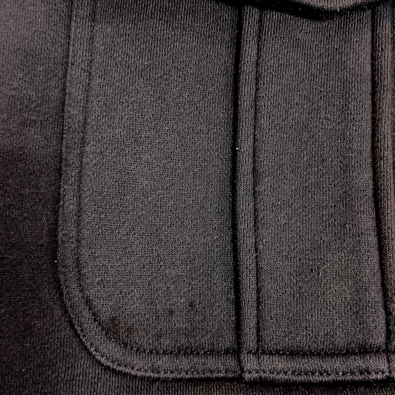 前身ごろの右ポケットにシミ汚れございます