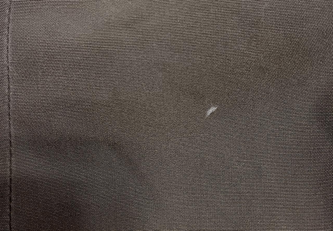 後ろ身頃下部に小さなダメージございます。