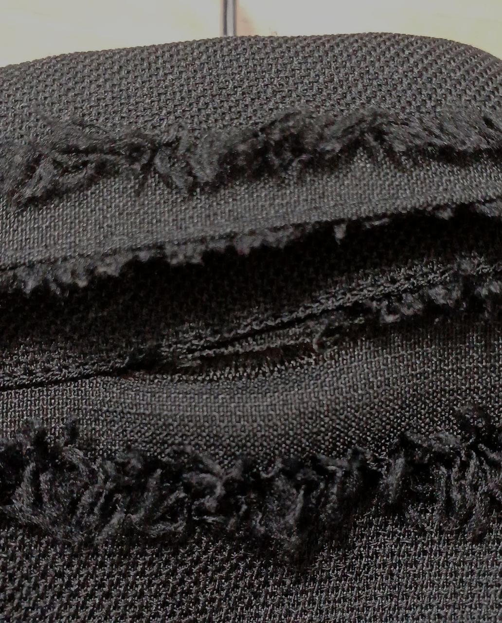 背面襟元破れ有