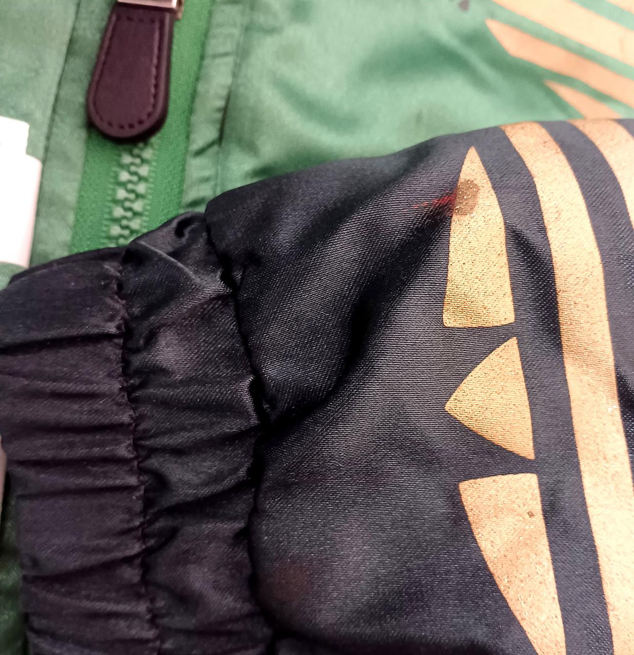 左袖口汚れあり