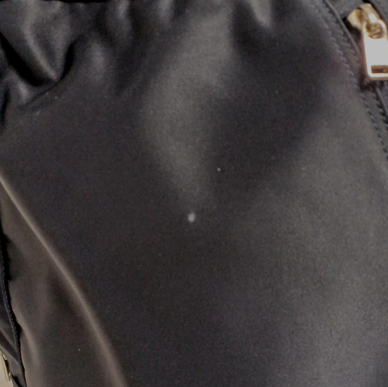 表面上部に小さなシミ汚れがございます。