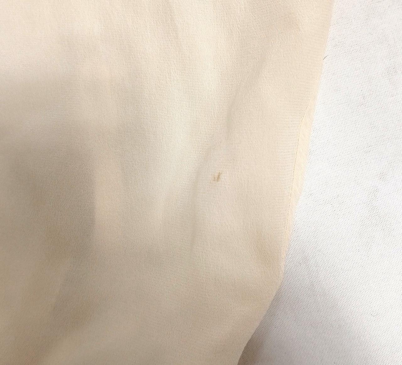右袖下部に小さなシミ汚れがございます