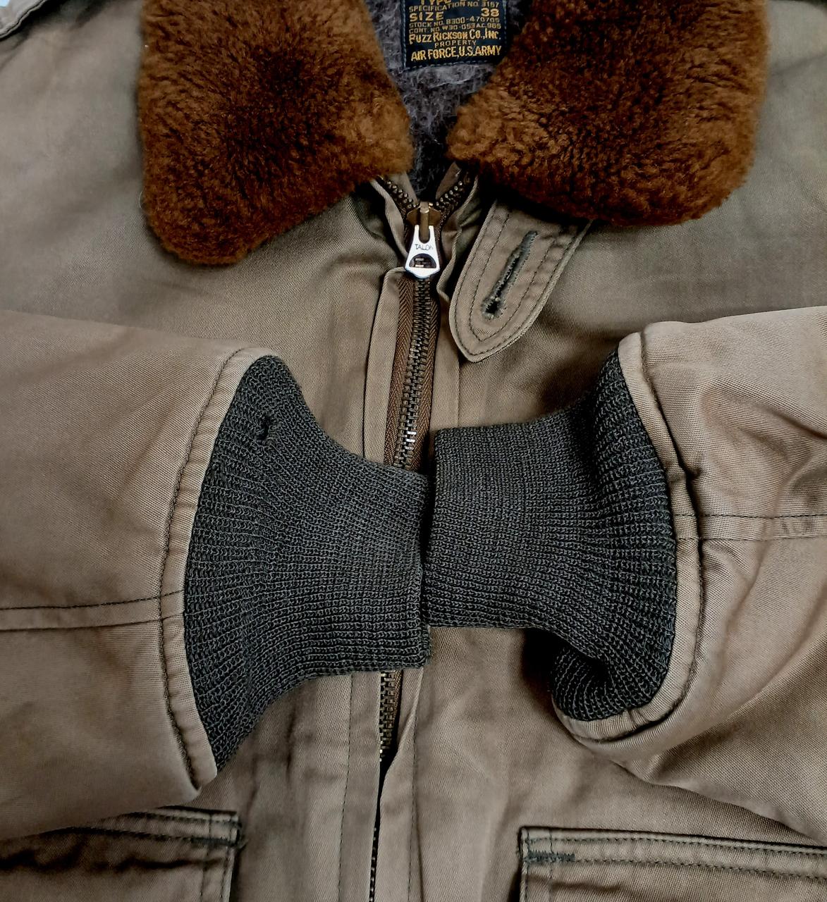 右袖口に穴空きがございます。