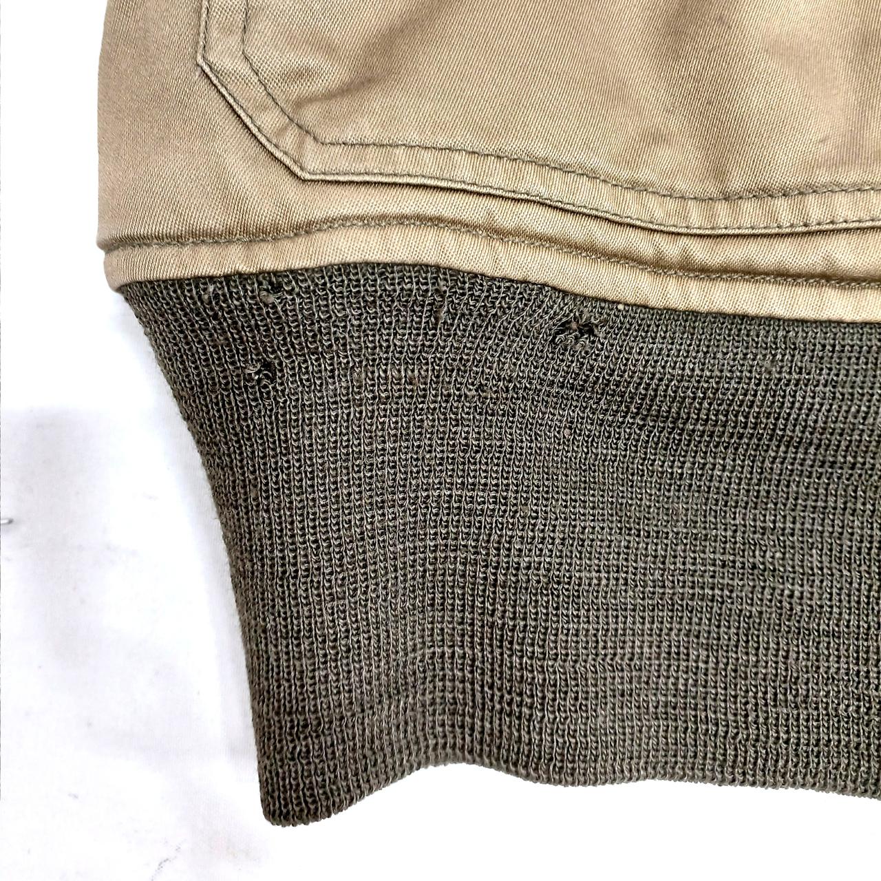 裾右側に穴空きがございます。