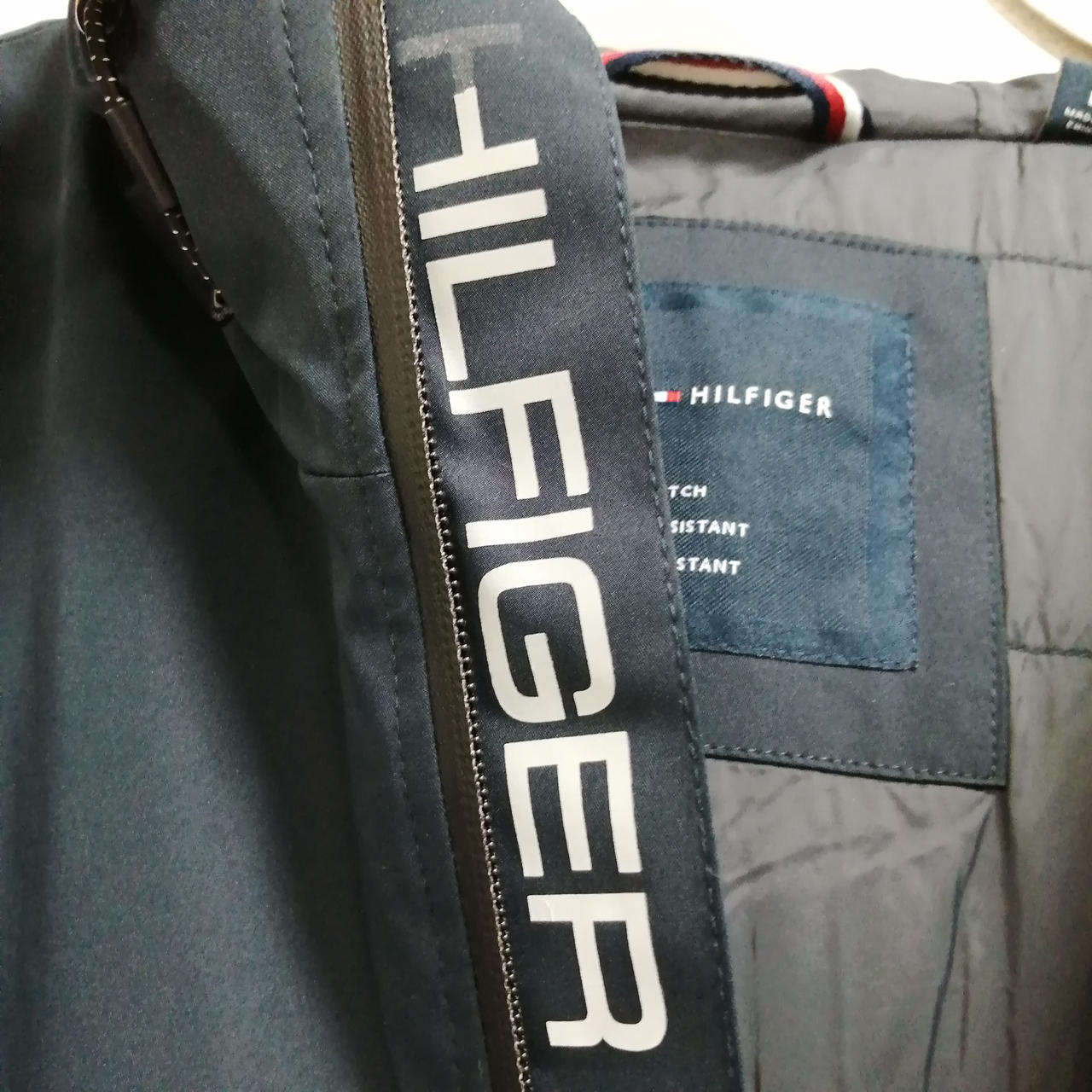 ジップ内側のロゴが一部剥がれています。