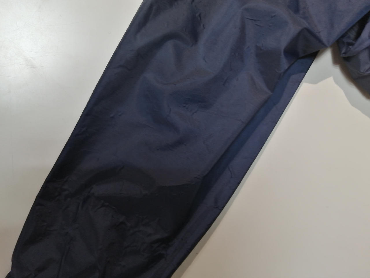 目立たないシワのようなものがございます。