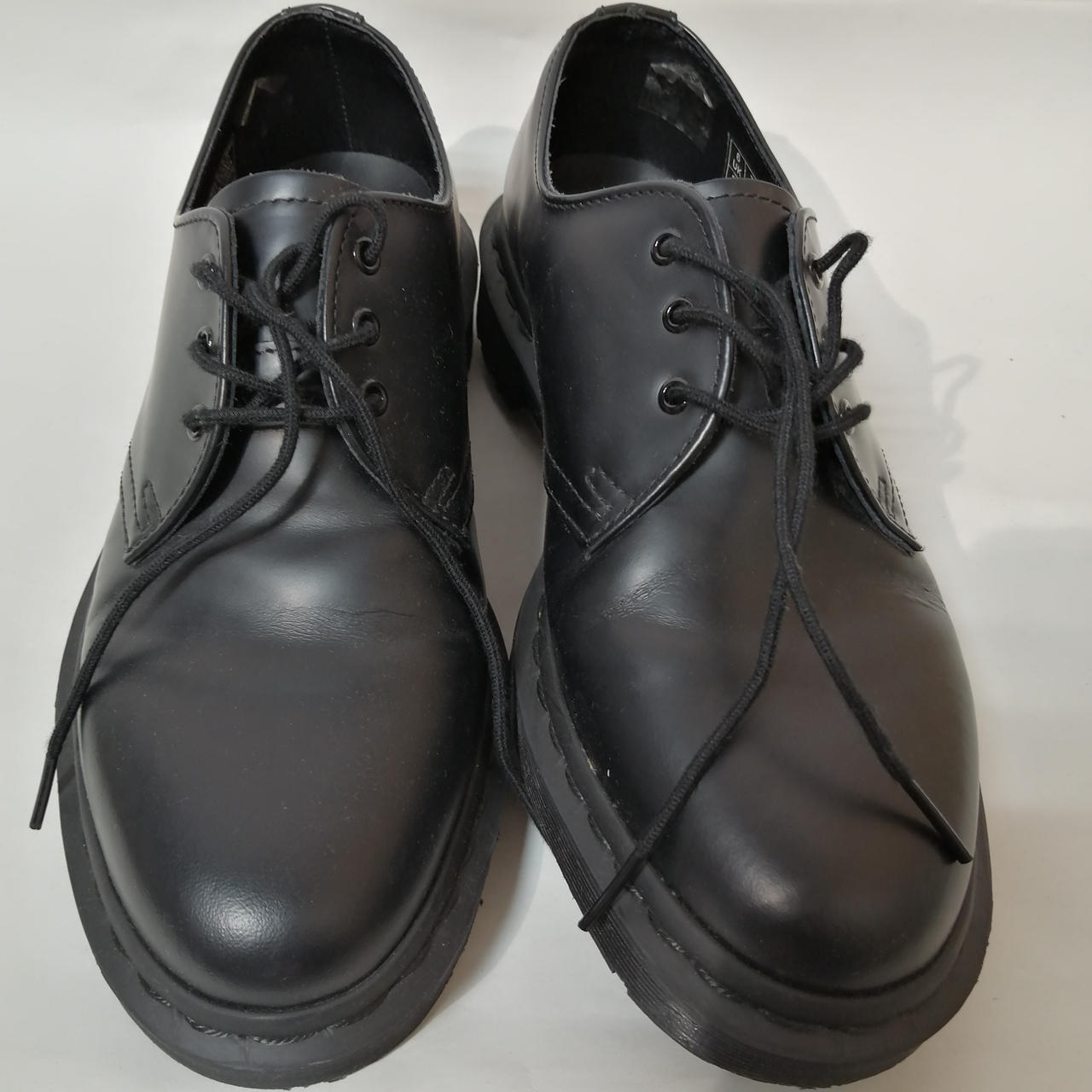 Dr. Martens 光沢のある黒 ドレスシューズ ドクターマーチンの「白ステッチ」シューズ、“ジップ付き＆厚底
