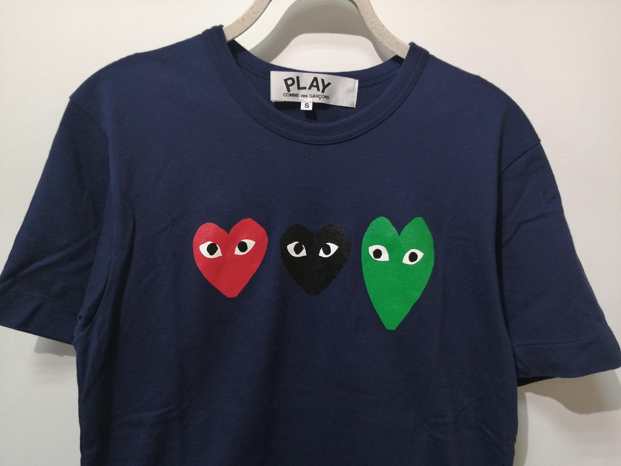 プレイコムデギャルソン　ロゴTシャツ プレイコムデギャルソン ハートロゴワッペン付き半袖Tシャツ