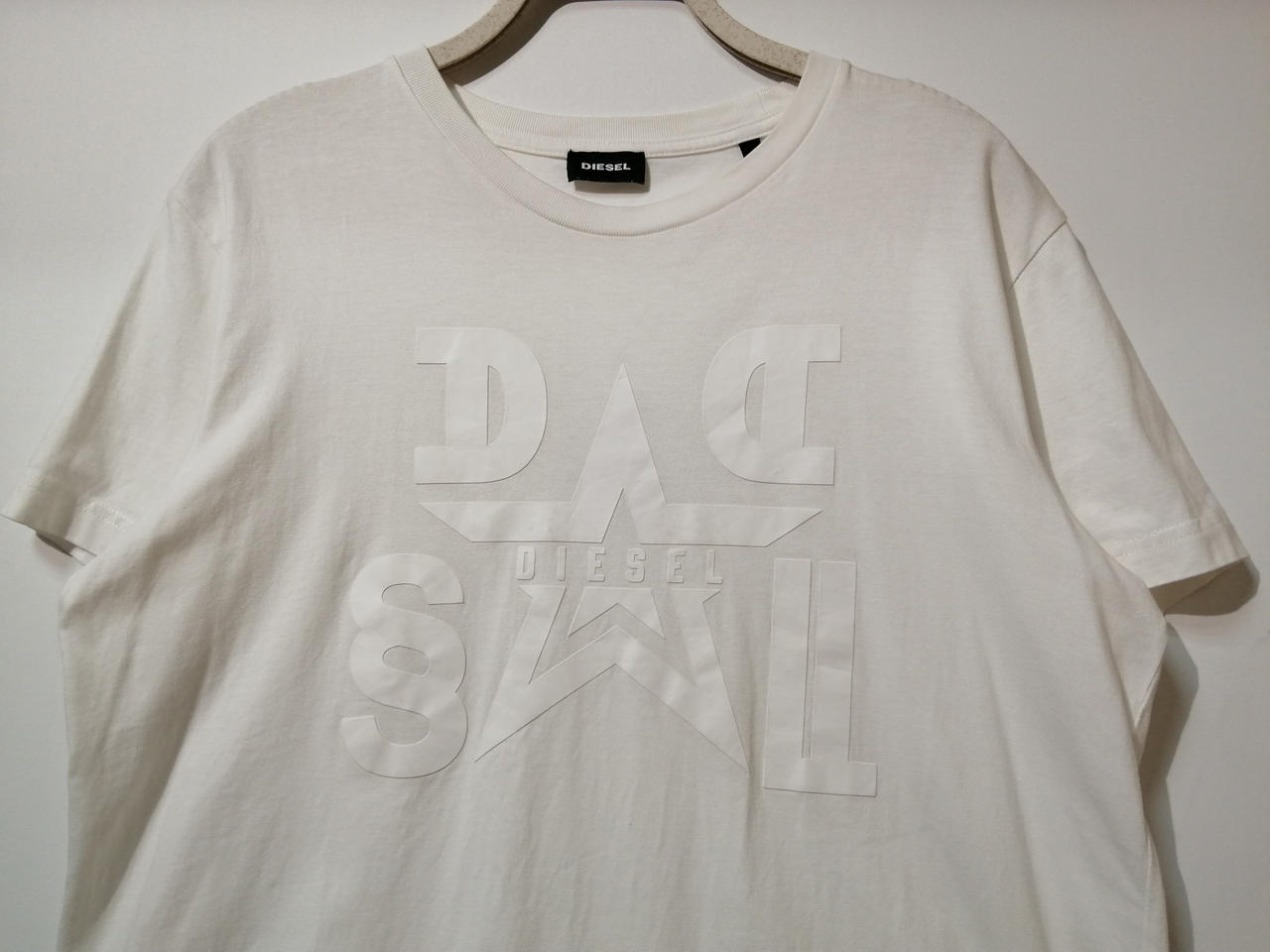 DIESEL プリントTシャツ DIESEL（ディーゼル）の「メンズ Tシャツ 箔プリント（Tシャツ