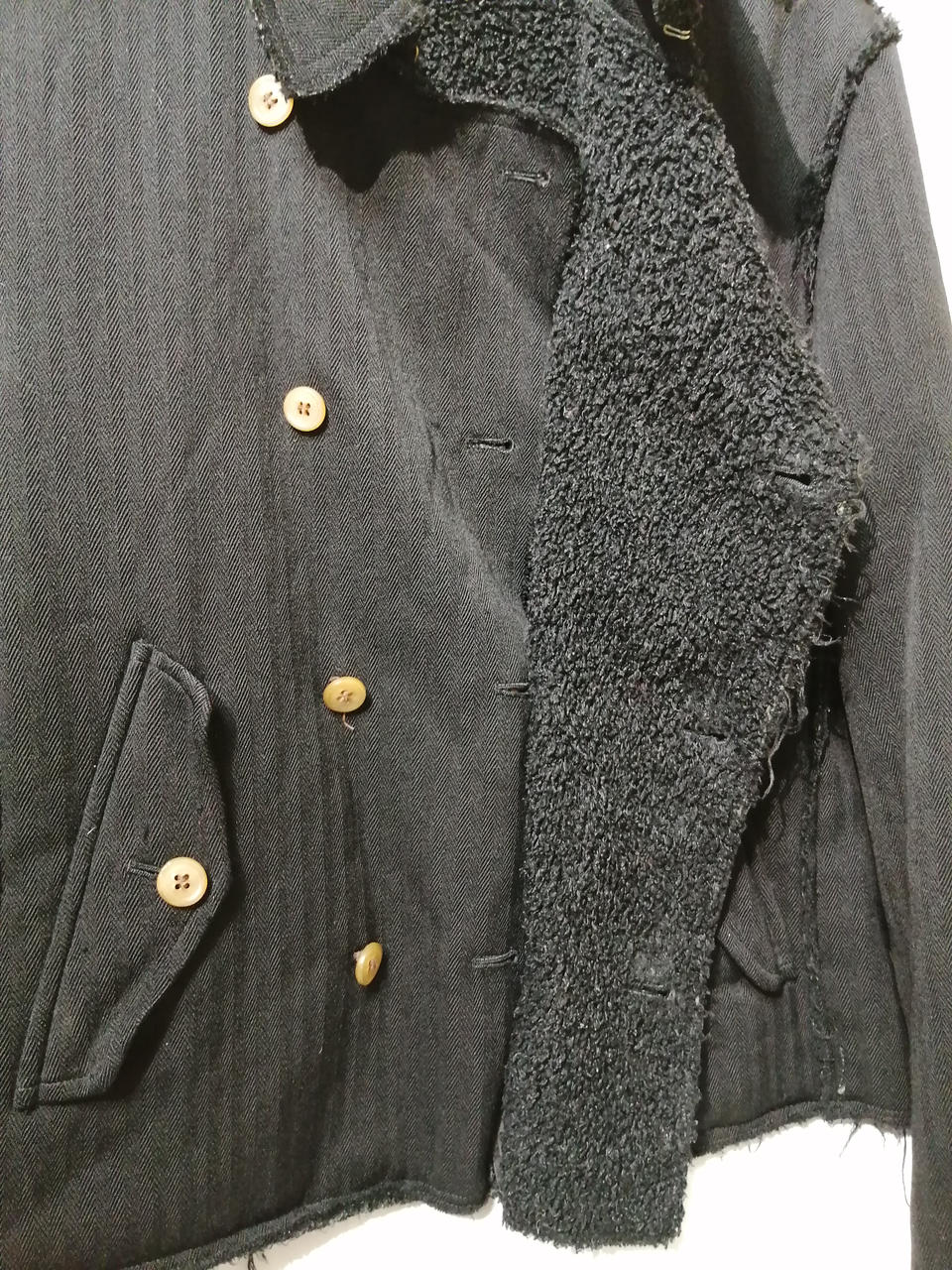 裏側ボタン1つです