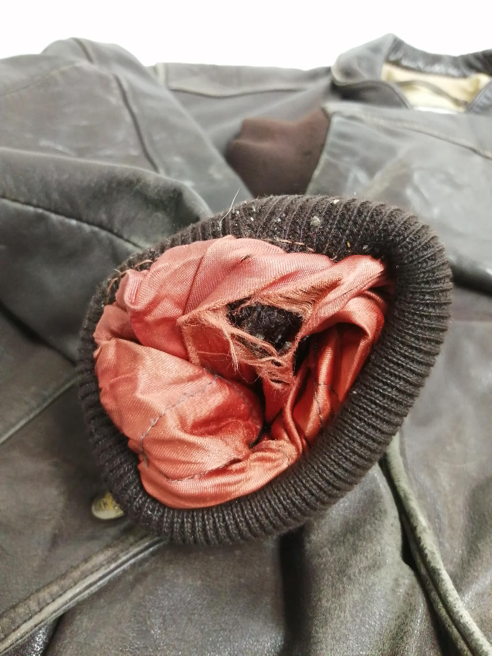 袖内穴開きあり