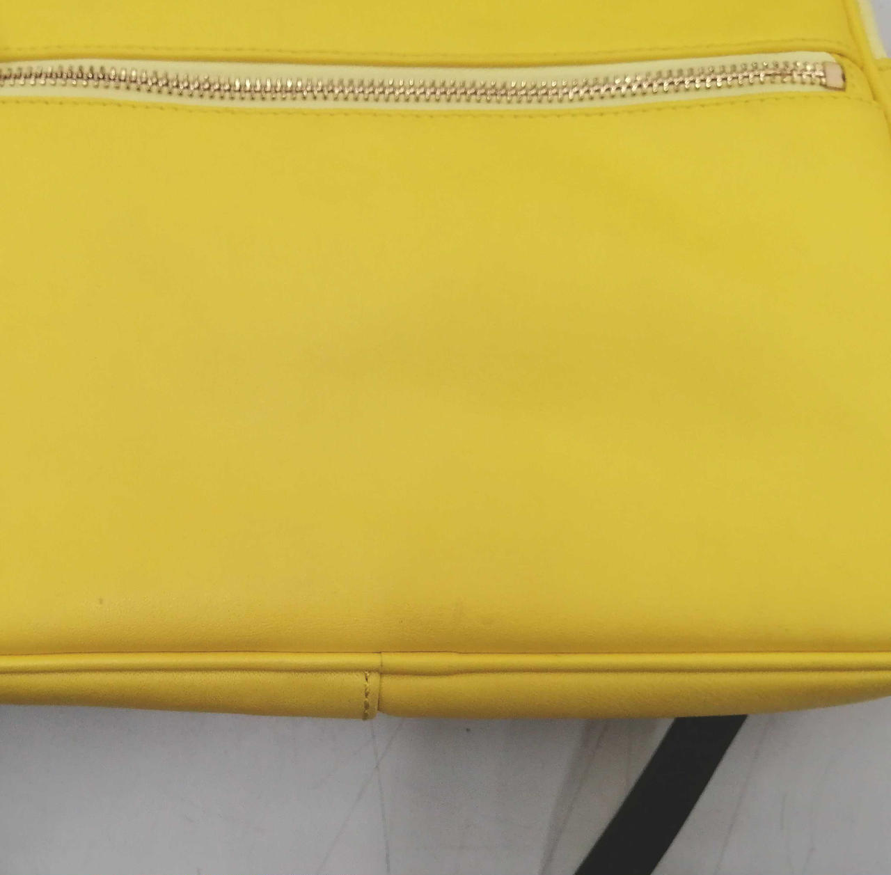 表面底部分汚れあり