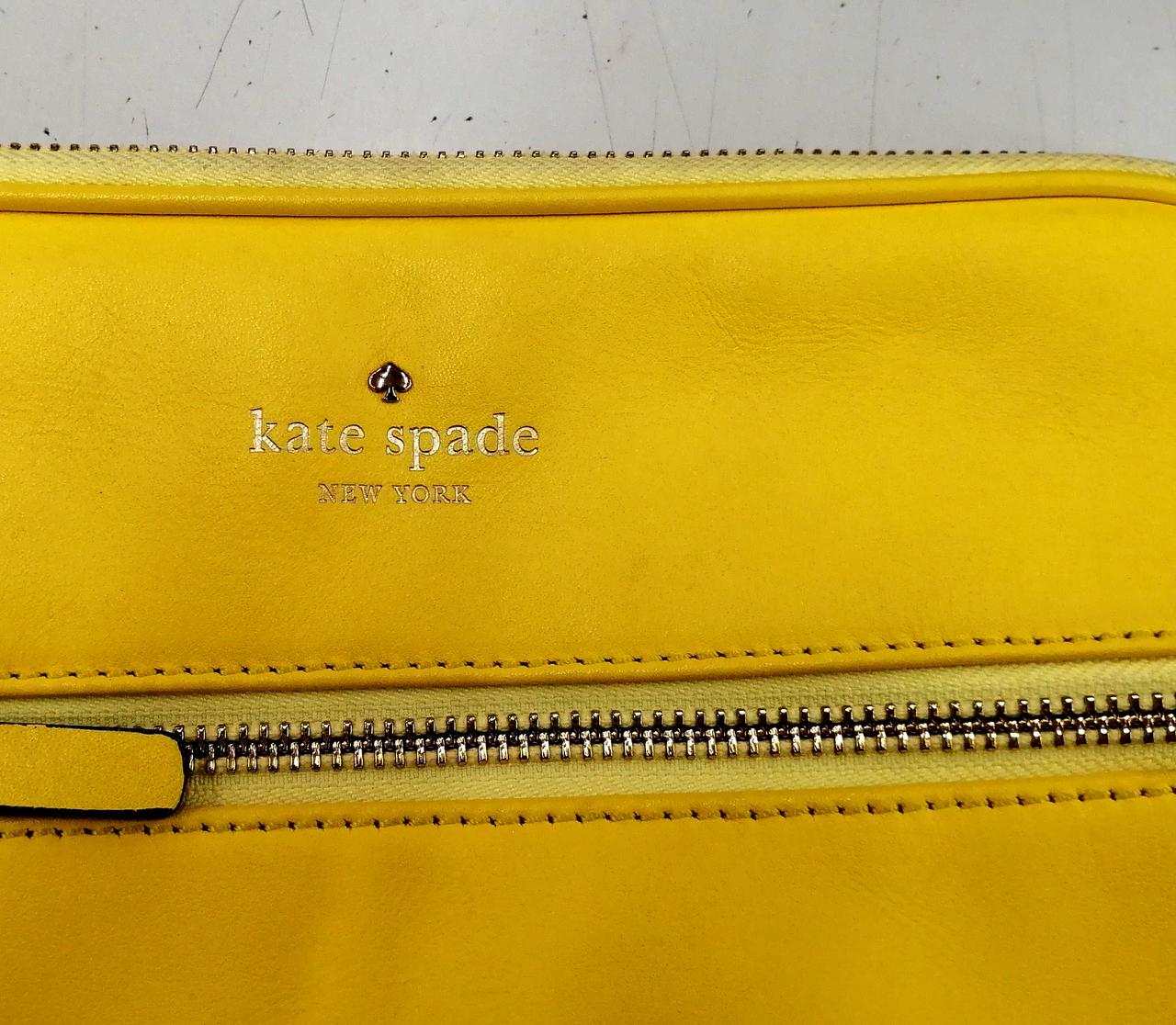 チャック付近汚れあり