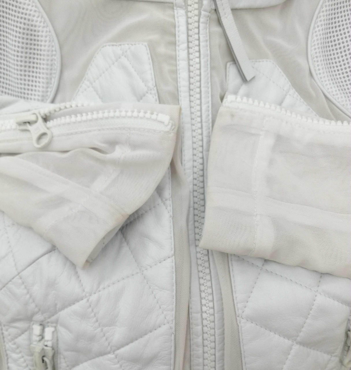 袖部分に使用感、汚れあり