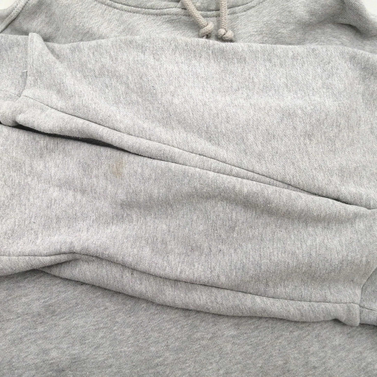 右袖に汚れあり