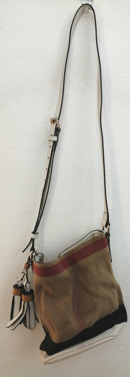 BURBERRY 型番：BRN×WHT タッセル付きショルダーバッグ 24,420円