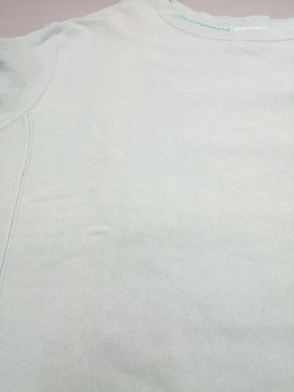 折り目と肩部分に色褪せ