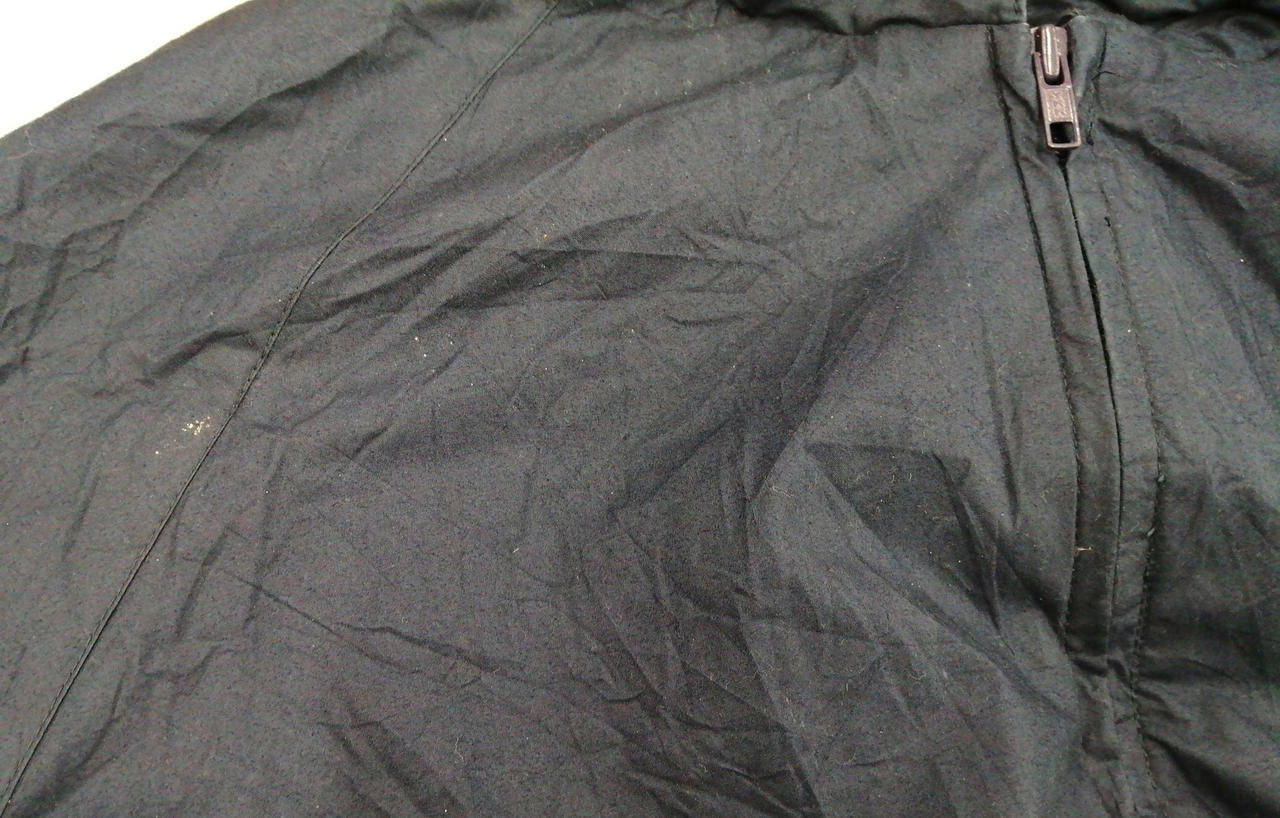 わずかに汚れなどの使用感ございます。