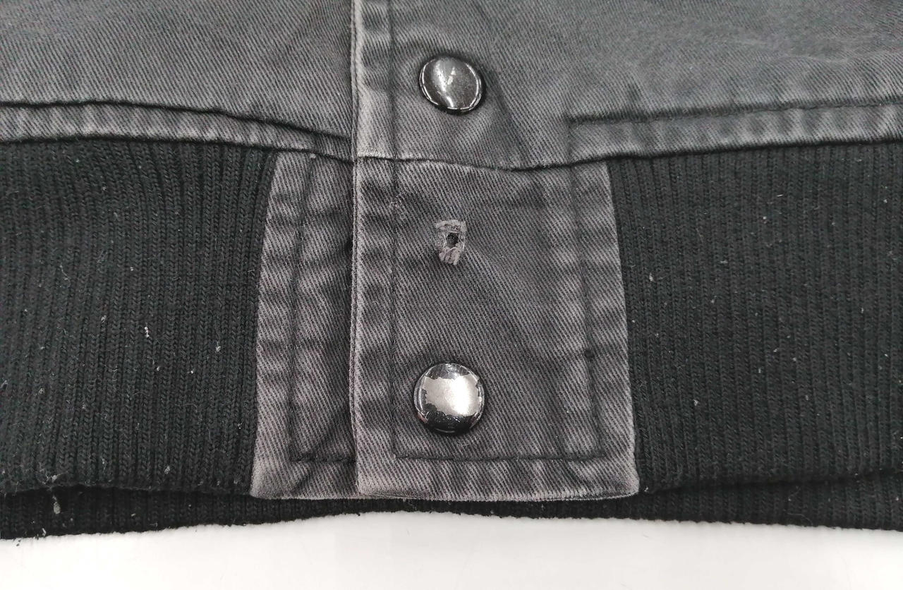 ボタン欠損、裾リブ毛玉