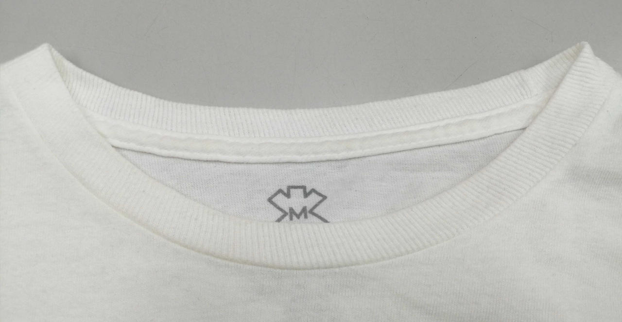 首元わずかに汚れあり