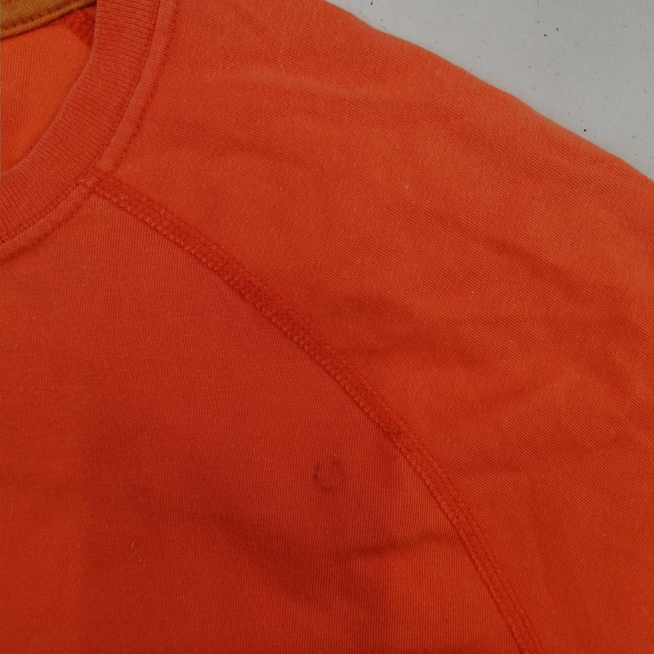 左胸上汚れあり