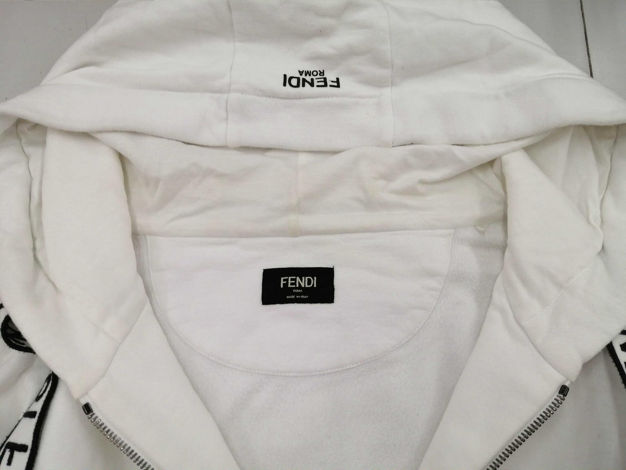 首元わずかに汚れあり