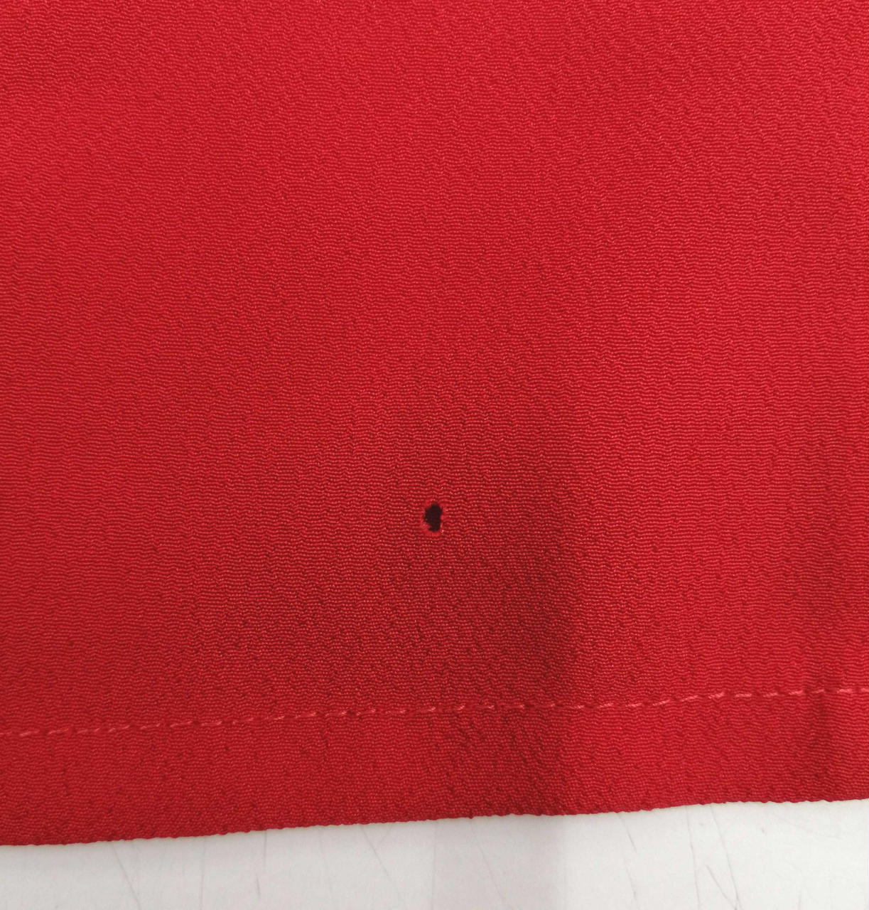 左裾の一部に穴あきあり