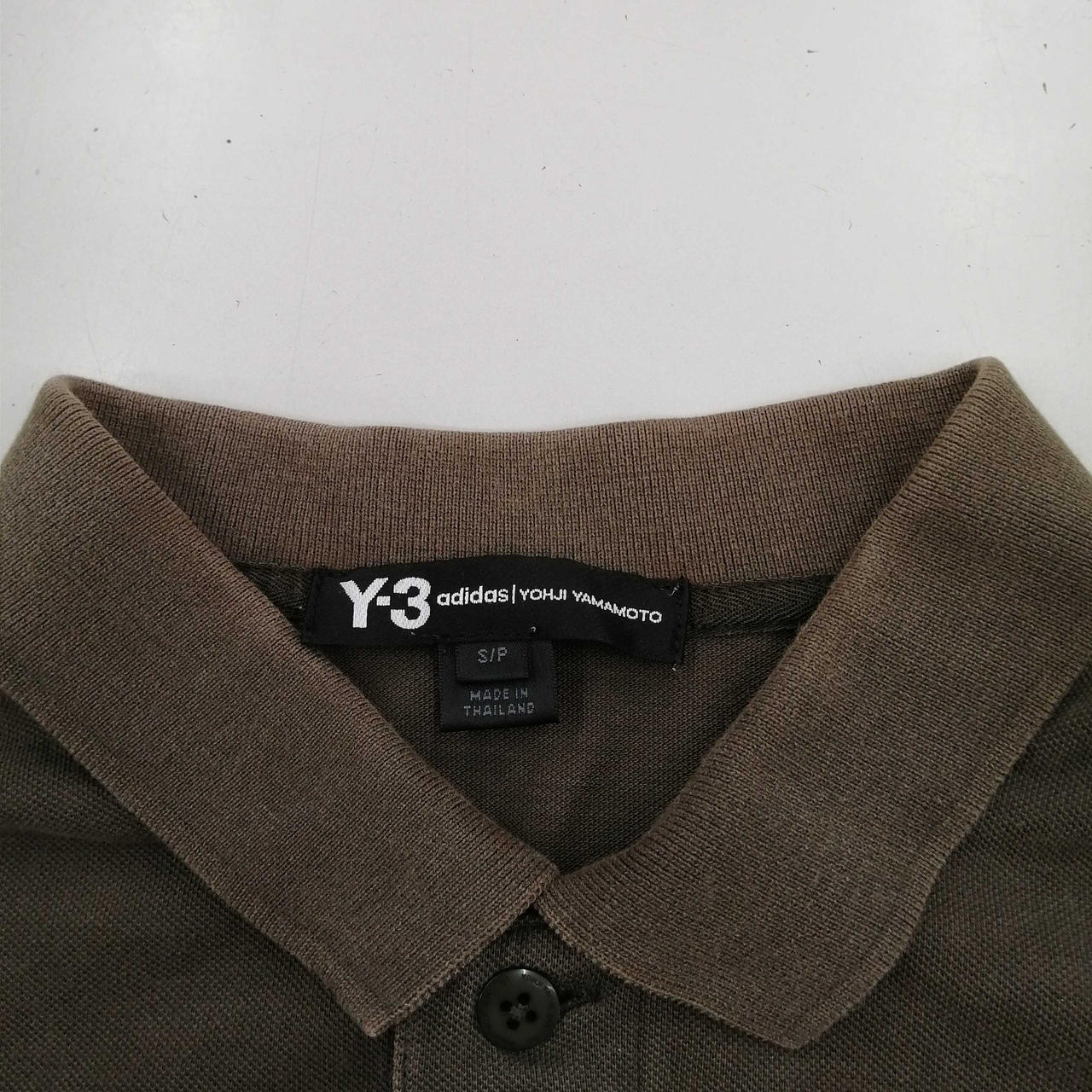 首元色褪せあり