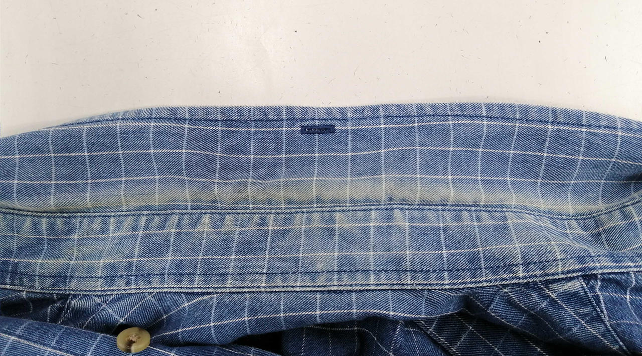 襟に黄ばみあり